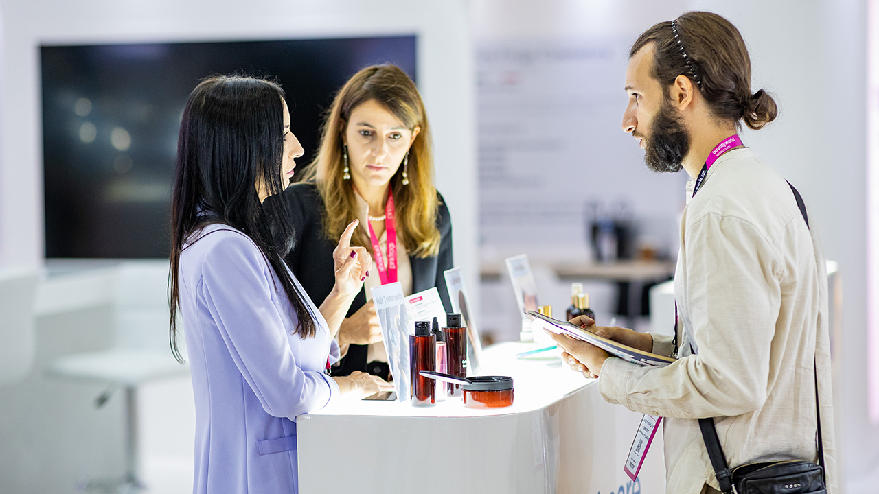 Beautyworld Middle East visitor and exhibitor interaction